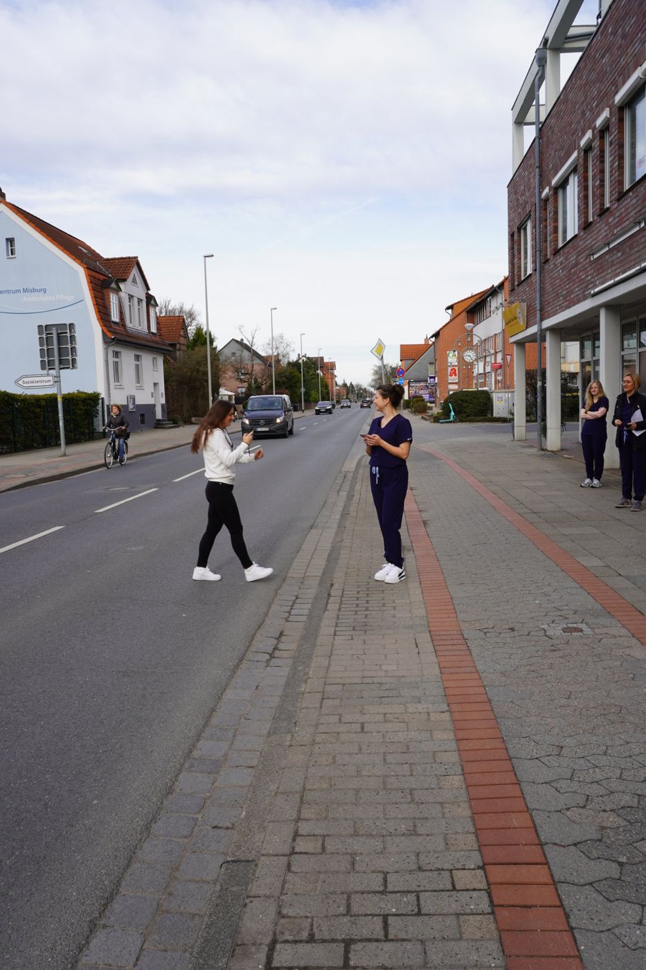 Rebecca bespricht eine Szene mit einer Mitarbeiterin auf der Straße